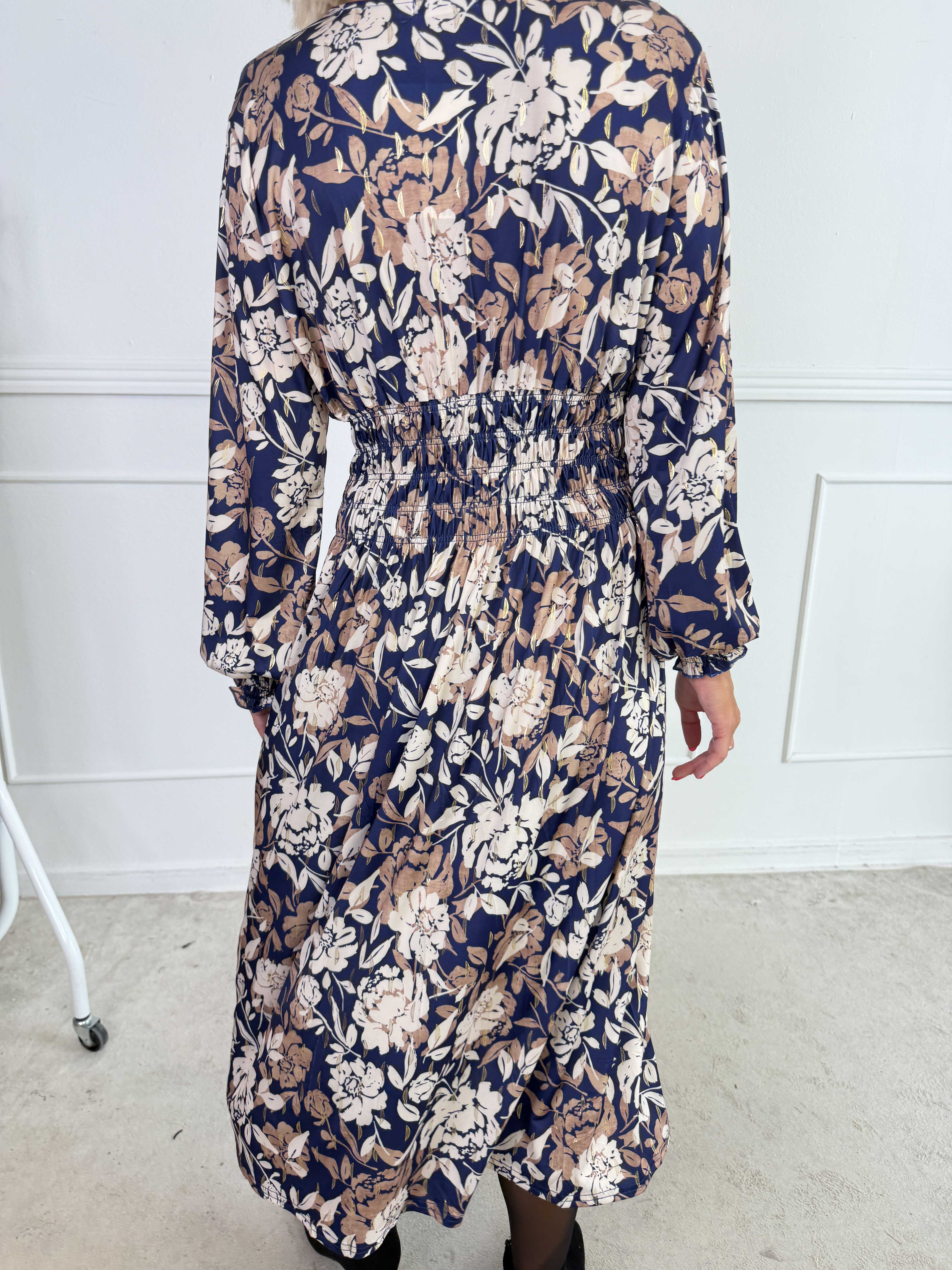 Pams Aroma Midi L/S - Elastisk kjole i blomsterprint med elegante gulddetaljer